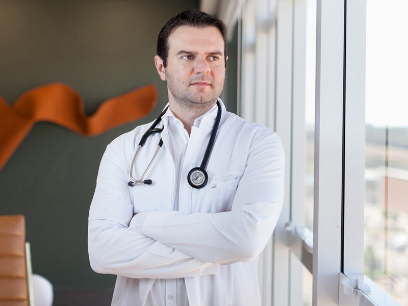 Dr. Lucas Antonelli